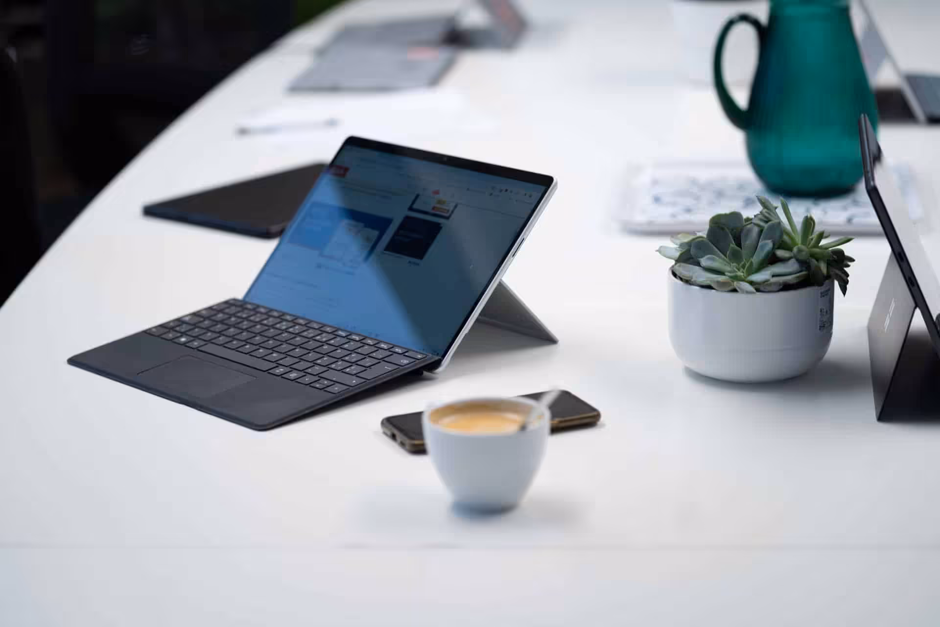 Arbeitsplatz mit Laptop – Referenzen aus digitalen Kundenprojekten bei myls