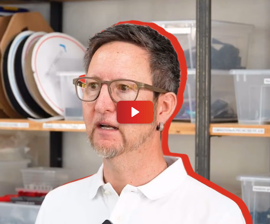 Video-Thumbnail des Testimonials der auf-mass GmbH: Der Kunde berichtet, wie das Unternehmen dank myls bei Google immer unter den Top 3 erscheint.